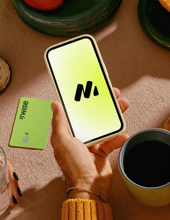 Mano con un celular con el logo de Movi y la tarjeta