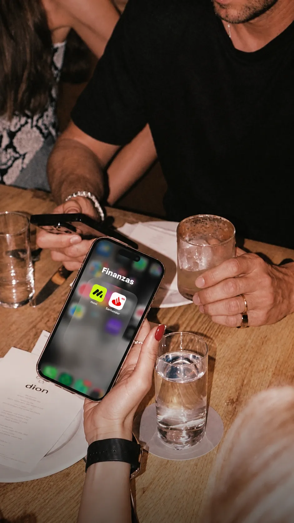 Amigos con sus celulares en la mesa de un restaurante